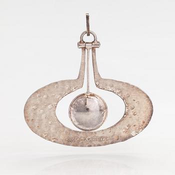 Tapio Wirkkala, A sterling silver "pear" pendant. Kultakeskus, Hämeenlinna 1976.