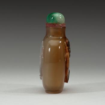 A carved chalcedony snuff bottle, Qing dynasty, 19th century.