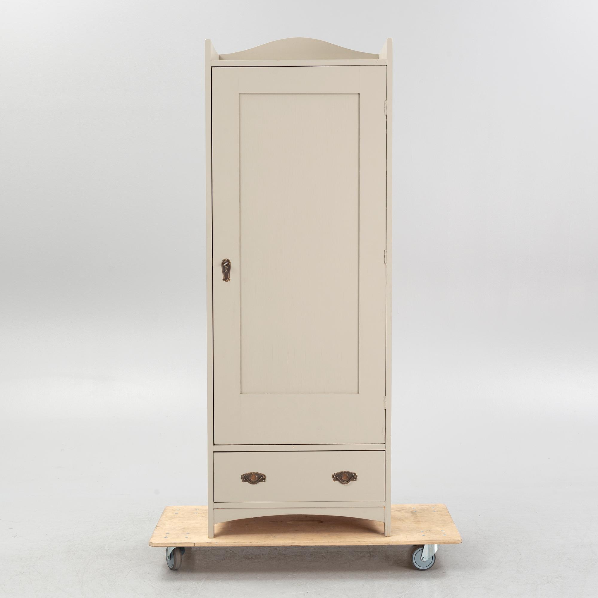 Klädskåp, jugend, tidigt 1900-tal.