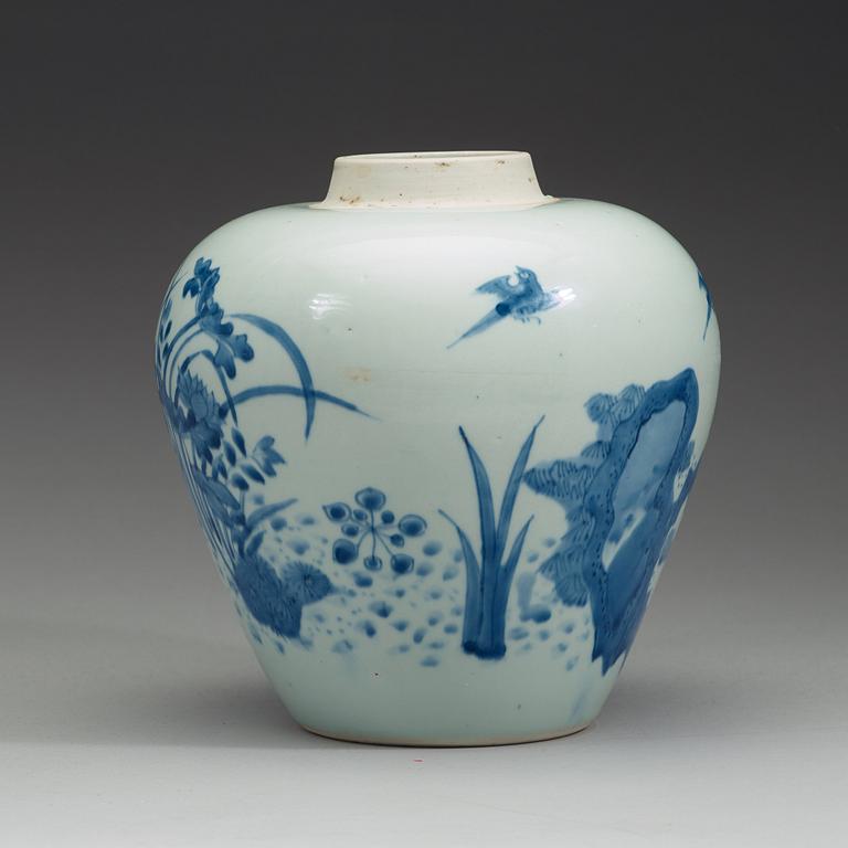 A blue and white ovoid jar, Transitional, 17th century.