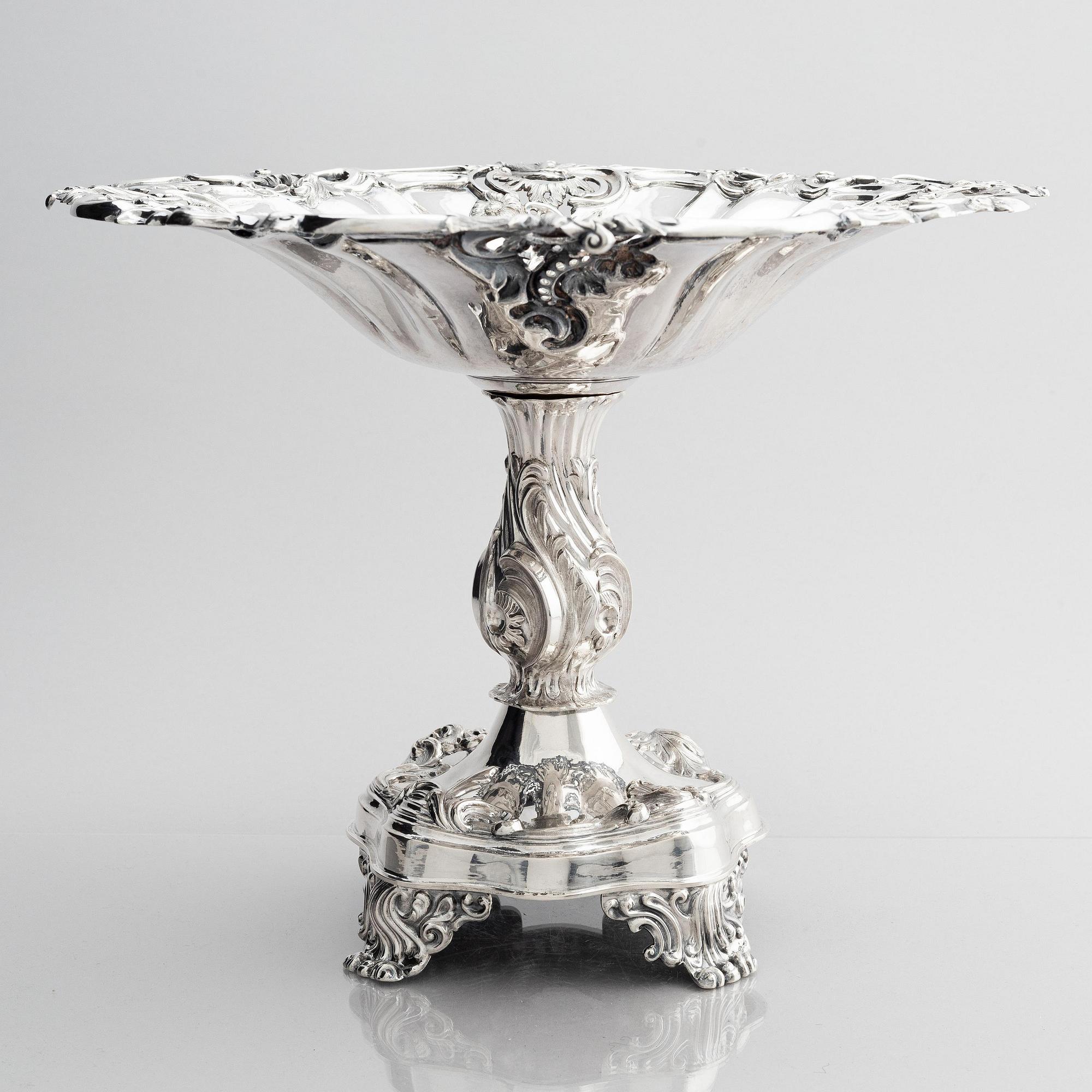 Gustaf Möllenborg, uppsatsskål på fot, silver, Stockholm 1848. Nyrokoko.
