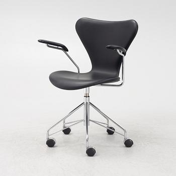 Arne Jacobsen, skrivbordsstol, "Sjuan", Fritz Hansen, Danmark, 2018.