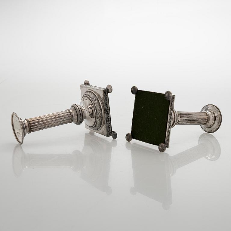 Ljusstakar, ett par, silver, Kultateollisuus, Åbo 1965 och 1970.