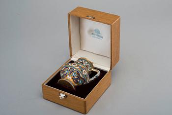 GRÄDDSNÄCKA, 84 förgyllt silver. Cloisonné emalj. Moskva 1894. Höjd 9 cm, vikt 206 g.