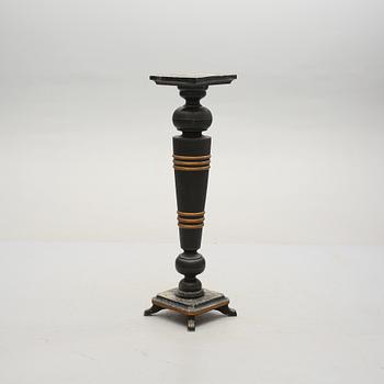 PIEDESTAL, sent 1800-tal.