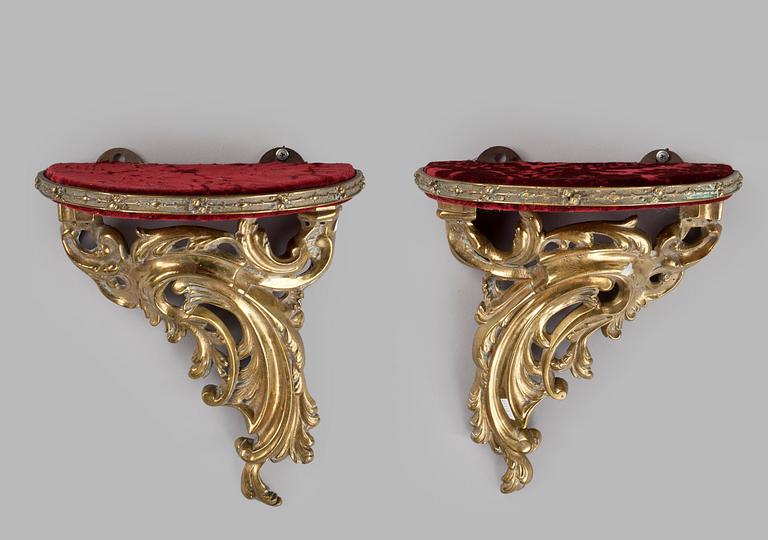 VÄGGKONSOLER , ett par, nyrokoko, 1800-talets andra hälft.