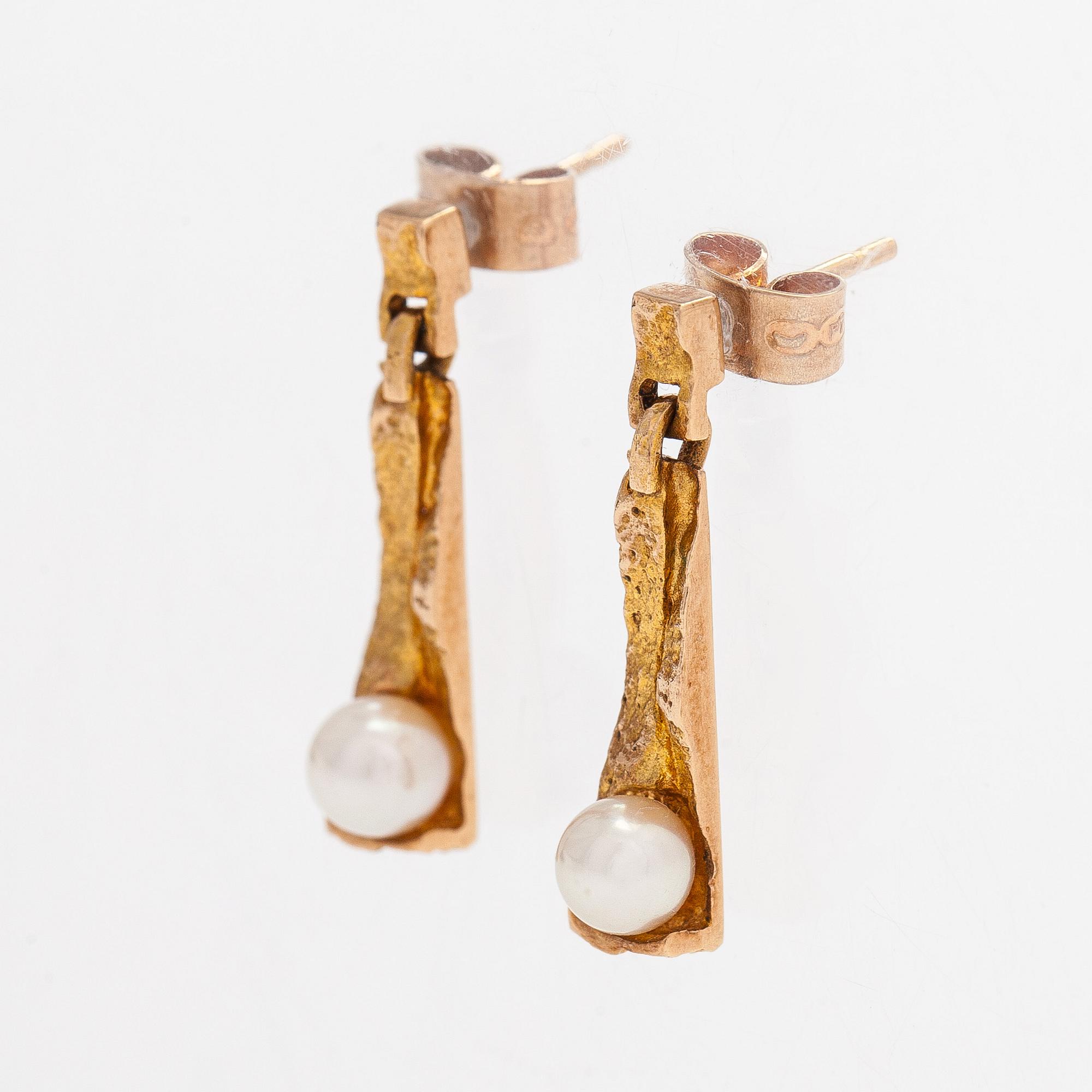 Björn Weckström, örhängen, "Pärltorn", 14K guld och odlade pärlor. Lapponia 1968.