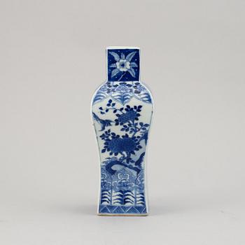 A blue and white squared vase, Qing dynasty, late 19th/early 20th century.