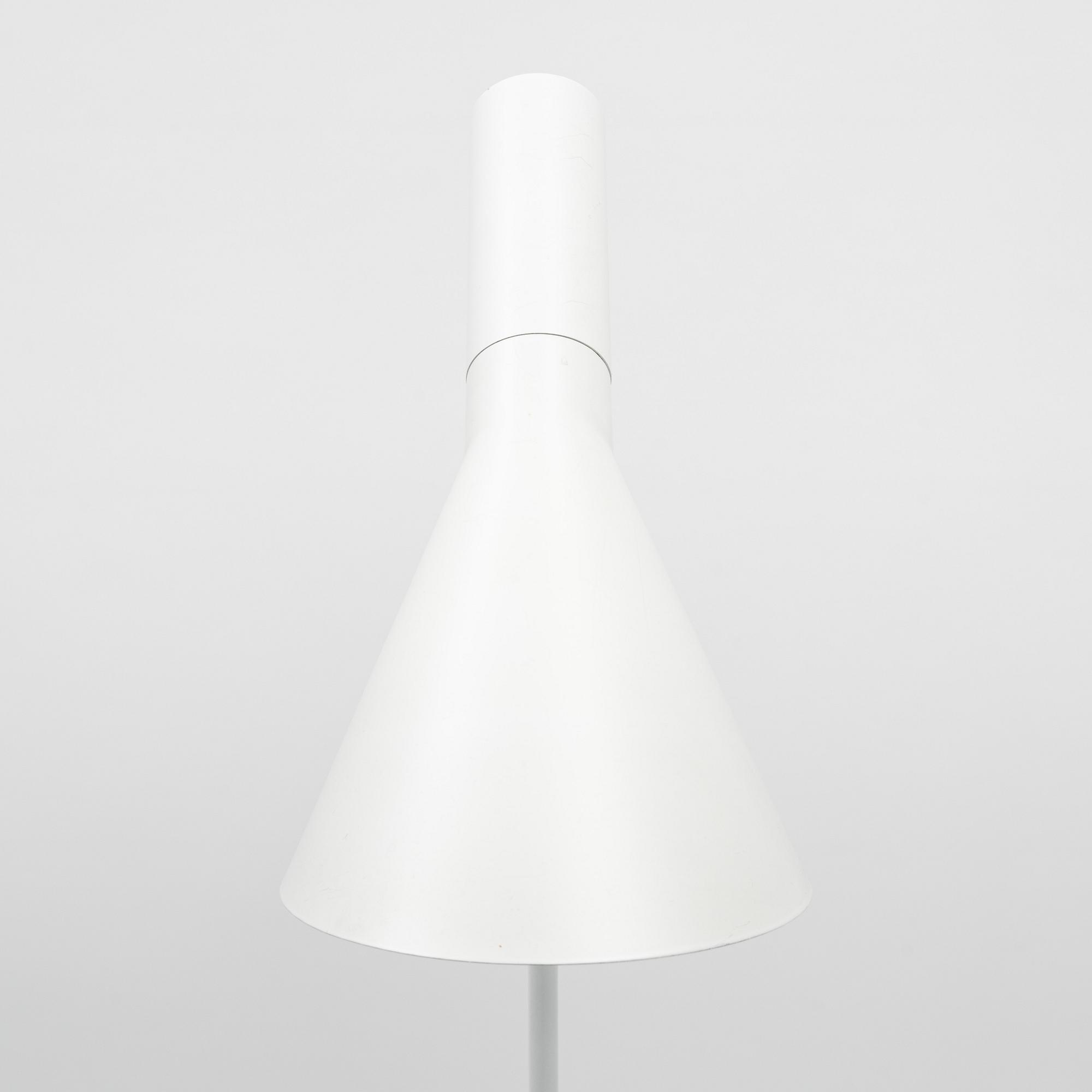 Arne Jacobsen, golvlampa, "AJ", Louis Poulsen, Danmark.