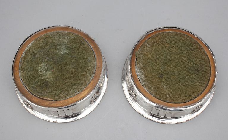 COASTERS, ett par, nysilver, trol England, 1900-talets första hälft.