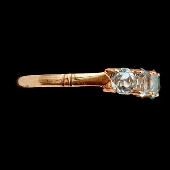 RING, 18 k guld, med akvamariner. Tot vikt 2 g.