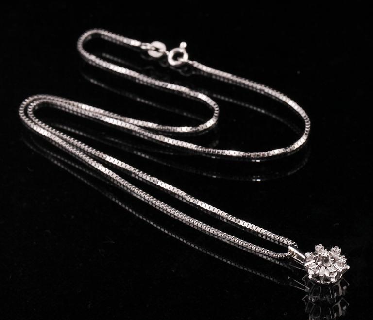 HÄNGEN, 2 st, 18k vitguld samt sju små briljantslipade diamanter.