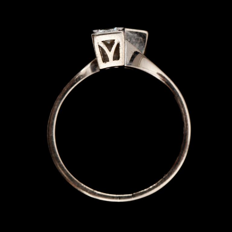 RING, 18 k vitguld, svenska stämplar 1964, med 2 briljanter.