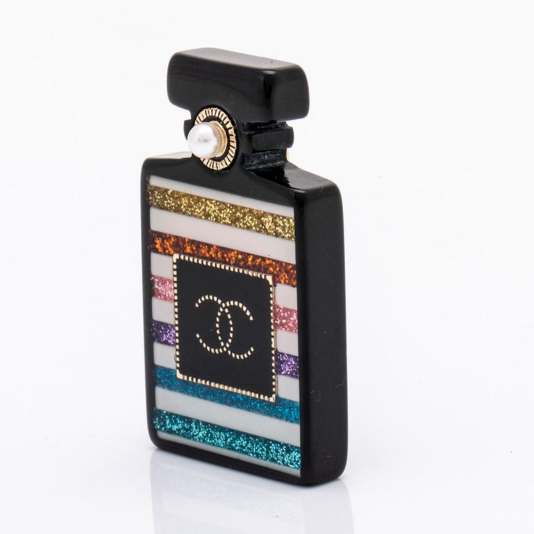 Chanel brooch, resin, metal and fake pearl, approx 5 x 3 cm, original case and box.