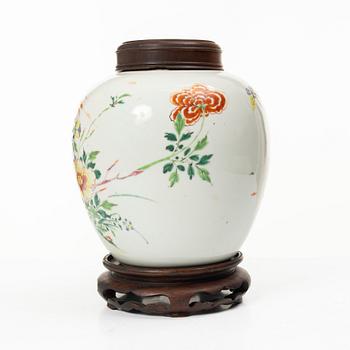 A porcelain pot with wooden cover and stand, China, Qing dynasty, 19th century.