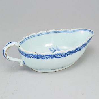 FAT, två stycken, samt SÅSSNIPA, kompaniporslin. Qingdynastin, Qianlong (1736-95).