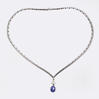 Necklace 18K whitegold with 1 purple-blue sapphire approx 6 ct  and 3 brilliant-cut diamonds approx 0,40 ct in total.