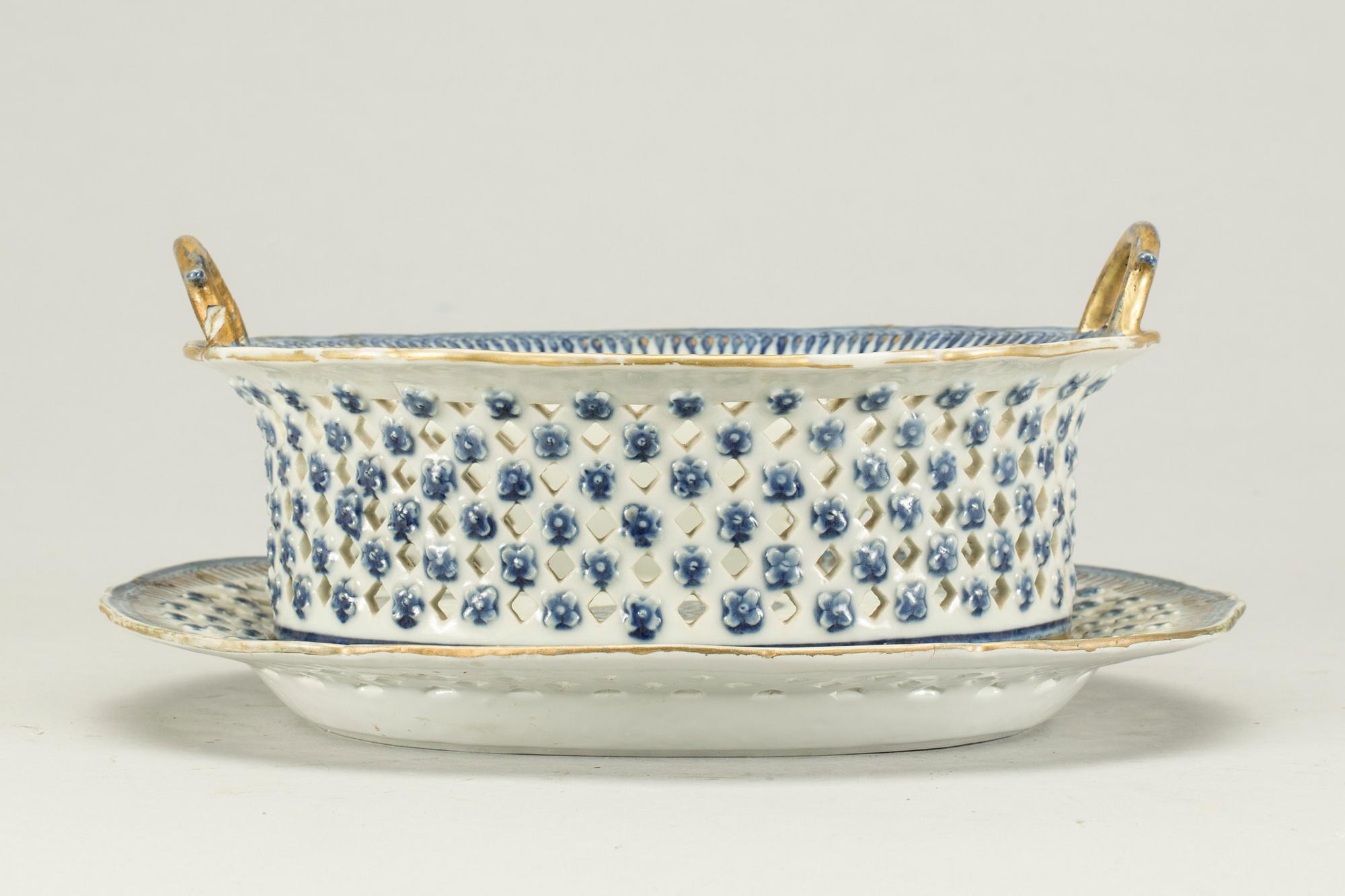 GALLERSKÅL med FAT, porslin, Kina, 1700-tal.