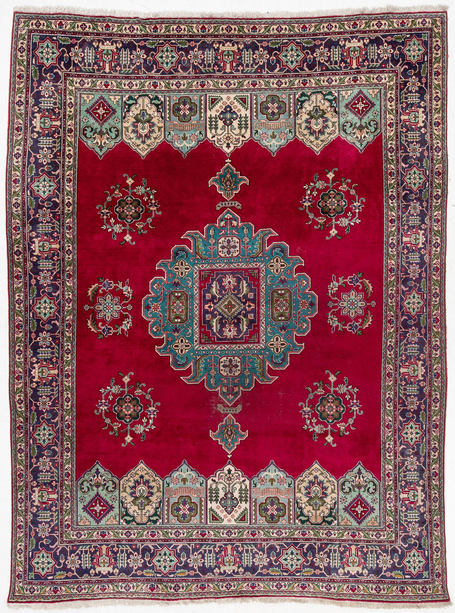 Carpet, Tabriz. Approx. 392 x 295 cm.