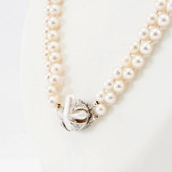 Necklace, double strand of cultured pearls with clasp in 18K white gold and diamonds.