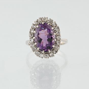 RING, 18K vitguld med ovalslipad ametist 5.50 ct samt rosenslipde diamanter, utländska stämplar. Vikt 6,6 gram.