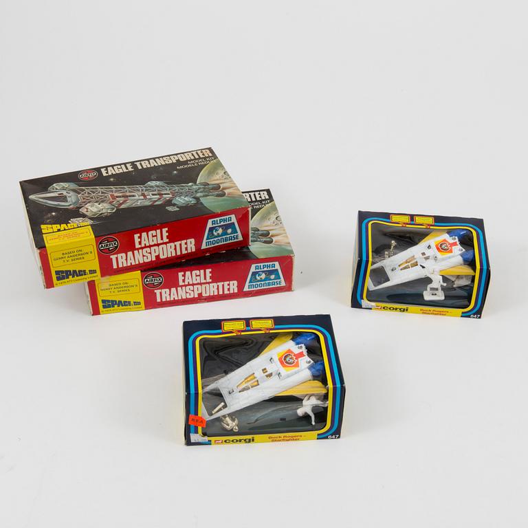 A lot of 4 Corgi Toys and Airfix Buck Rogers and Space 1999 space ships, England, 1970s.