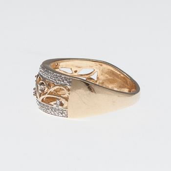 RING, 14K guld, små diamanter, tot. ca 0,10 ct. Vikt 3,1 g.