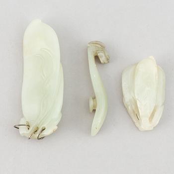 Bältespänne samt skulpturer, 2 st, nefrit. Kina, tidigt 1900-tal.