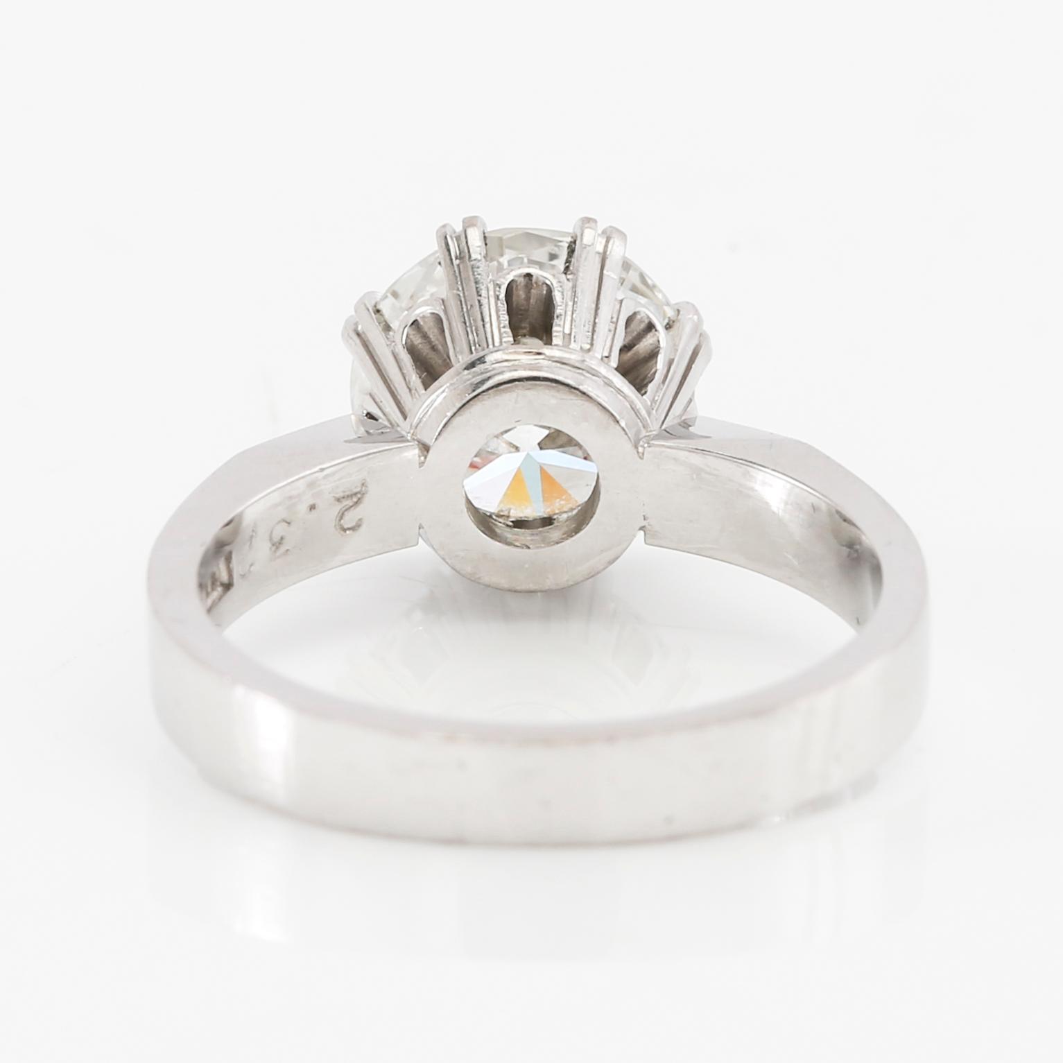 Ring solitär 18K vitguld med en rund briljantslipad diamant, Lennart Alvebris Uppsala 1989.