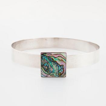 ARNE JOHANSEN, Roskilde, Danmark, a Abalone mother of pearl necklace.