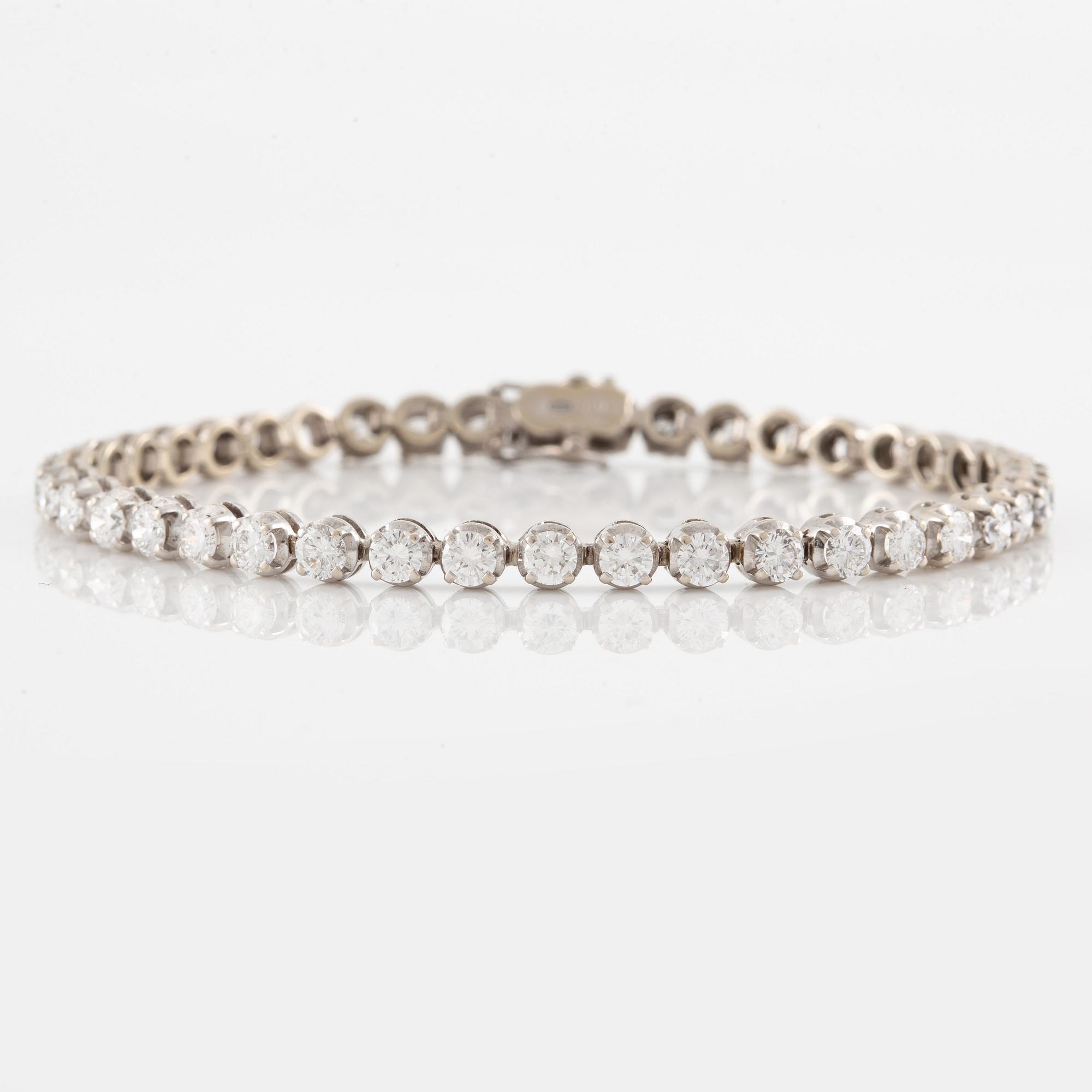 Tennis bracelet, 18K white gold with round brilliant-cut diamonds.