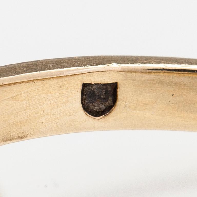 A 9K gold ring with a cultured pearl and diamonds ca. 0.035 ct in total. United Kingdom.