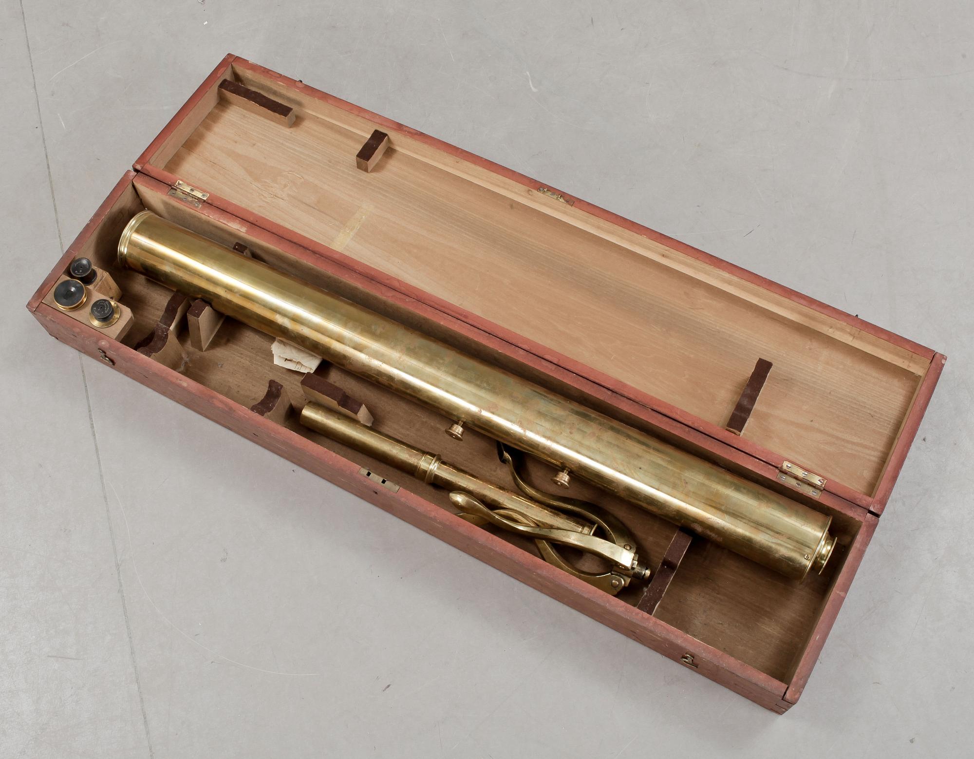 KIKARE MED GOLVSTÄLL OCH TILLBEHÖR I LÅDA, mässing, John Browning, London, sannolikt sent 1800-tal.