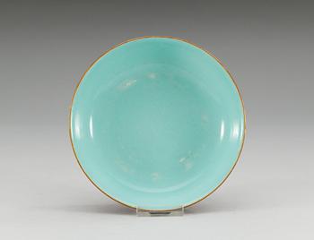 A famille rose dish, Qing dynasty (1644-1912), with Qianlong´s seal mark.