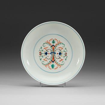 A wucai dish, Qing dynasty with Tongzhis six character mark and period (1862-74).