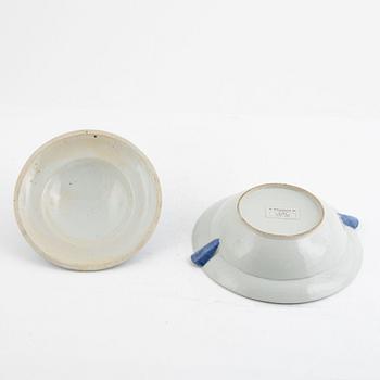 A hot water plate with cover, blue and white export porcelain, China, Qianlong (1736-95).