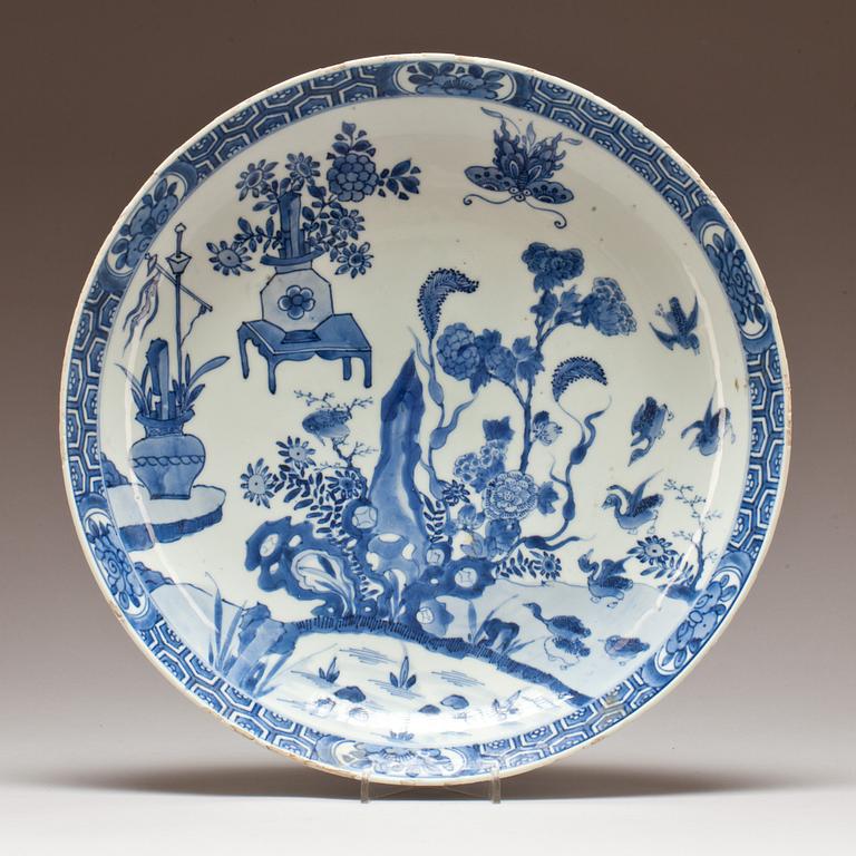 A pair of blue and white dishes, Qing dynasty, Kangxi (1662-1722).