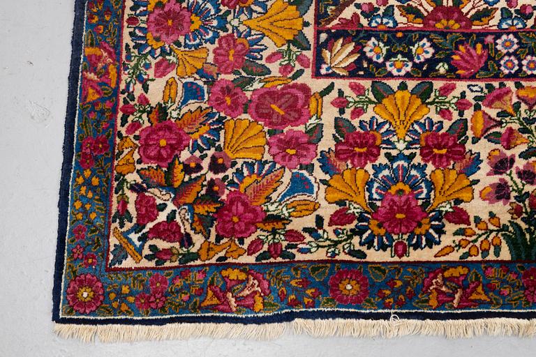 A carpet, semi-antique Kerman, ca 453 x 340 cm.