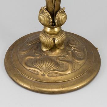 An art nouveau bronze table lamp, ca 1900.