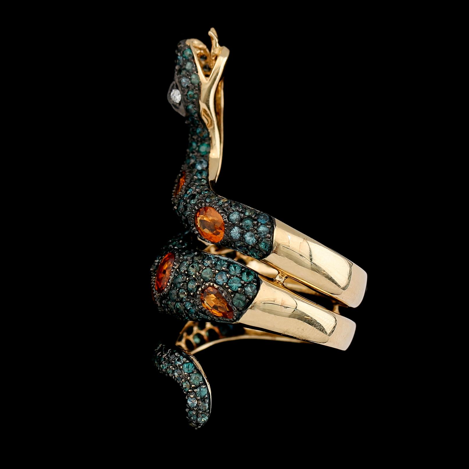 RING, 18K guld, safirer, diamanter och . Vikt ca 11 g.