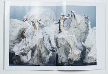 Sølve Søndsbø, bok Pictures from Savage Beauty signed.