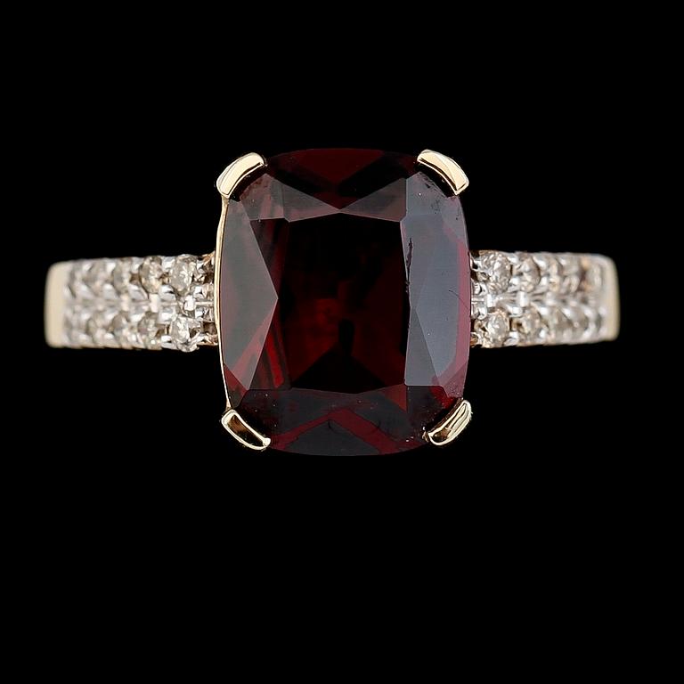 RING, 14K gult guld, diamanter 0.25 ct, granat ca 4.50 ct.