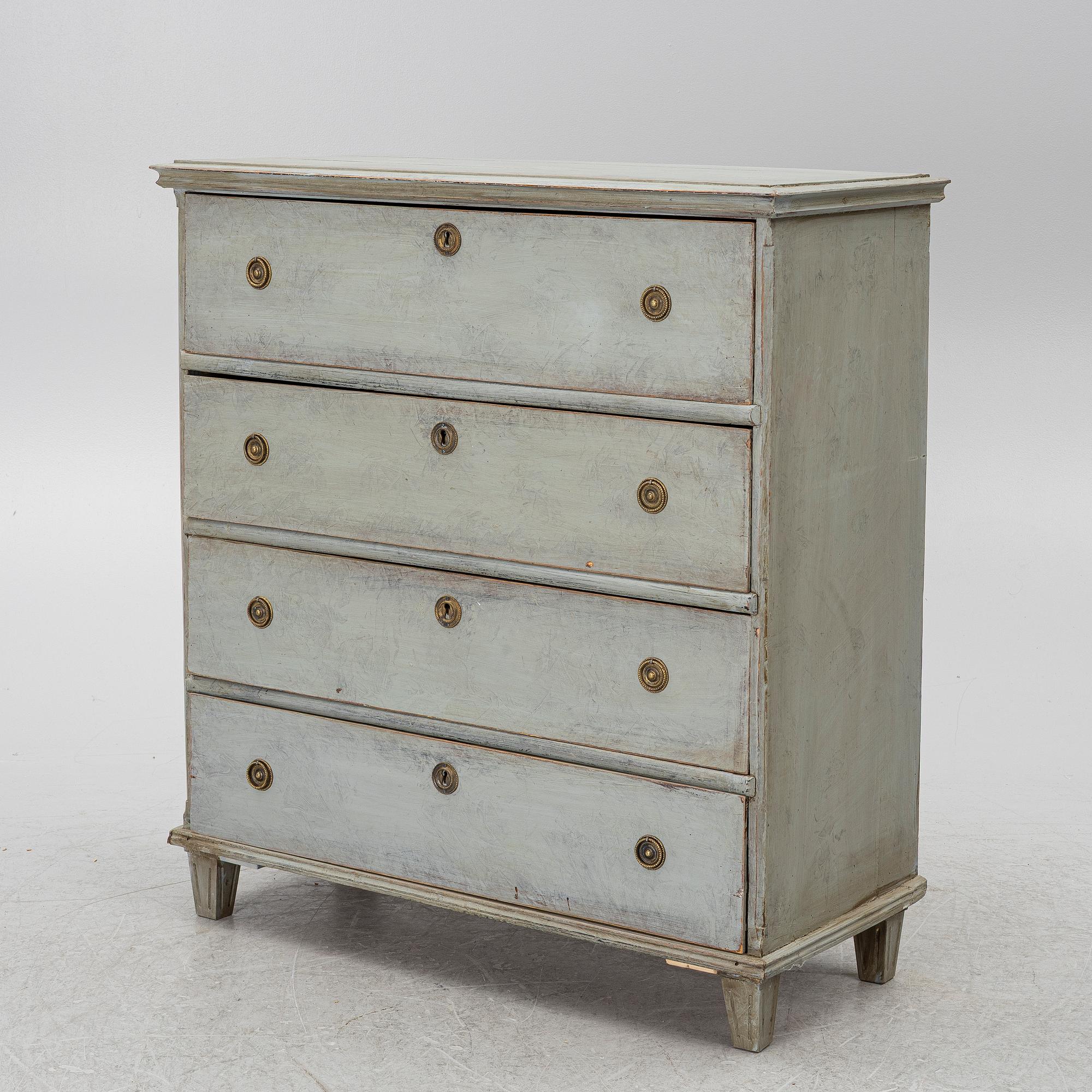 A chest of drawers, 19th century.