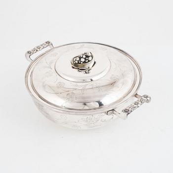 Karott med lock, silver, C G Hallberg, Stockholm, 1940.