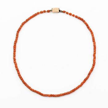Collier, med korall.