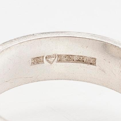 Elis Kauppi, Ring, sterlingsilver, kalcedoner. Kupittaan Kulta, Åbo 1974.