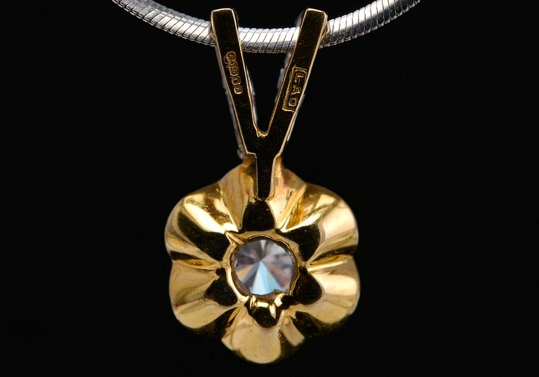 A PENDANT, briliant cut diamond c. 0.50 ct. vvs. 4 small  trapeze cut diamonds. 18K gold. Weight 7,3 g.