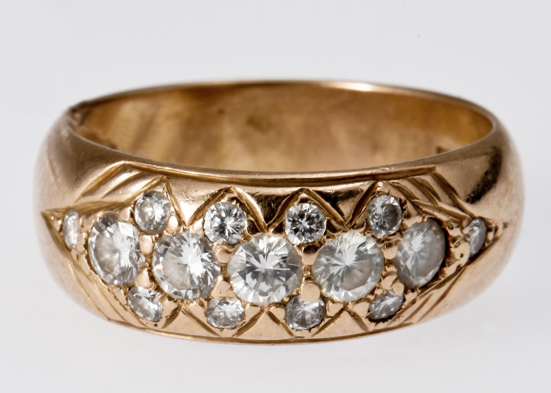 RING, 18 K guld med briljantslipade diamanter, tot 1.05 ct. Ca 7 gr.