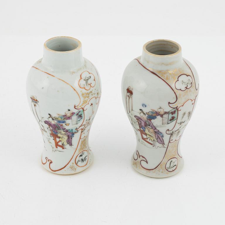 A pair of porcelain tea caddies, China, 18th century.