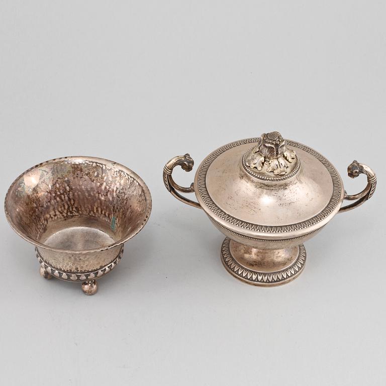 SOCKERSKÅL samt SKÅL, silver, Carl Gustaf Hallberg samt K. Andersson, Stockholm, 1900-talets första kvartal. Vikt 560 g.